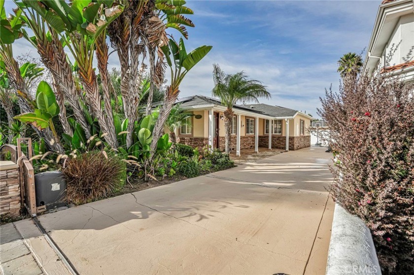 Wonderful and well-maintained coastal plantation home with - Beach Home for sale in Manhattan Beach, California on Beachhouse.com