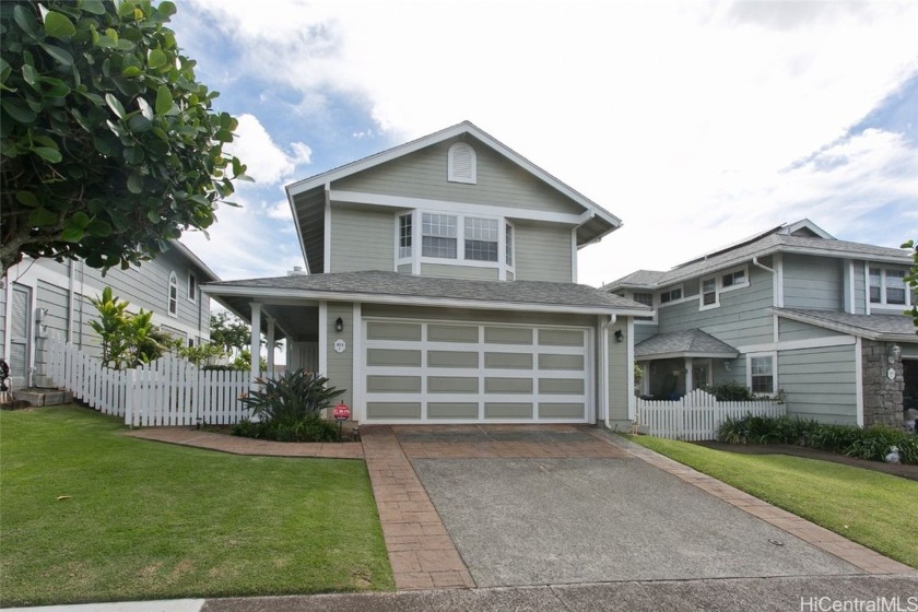 Rarely available, 3 bed, 2.5 bath with enclosed garage in - Beach Home for sale in Pearl City, Hawaii on Beachhouse.com