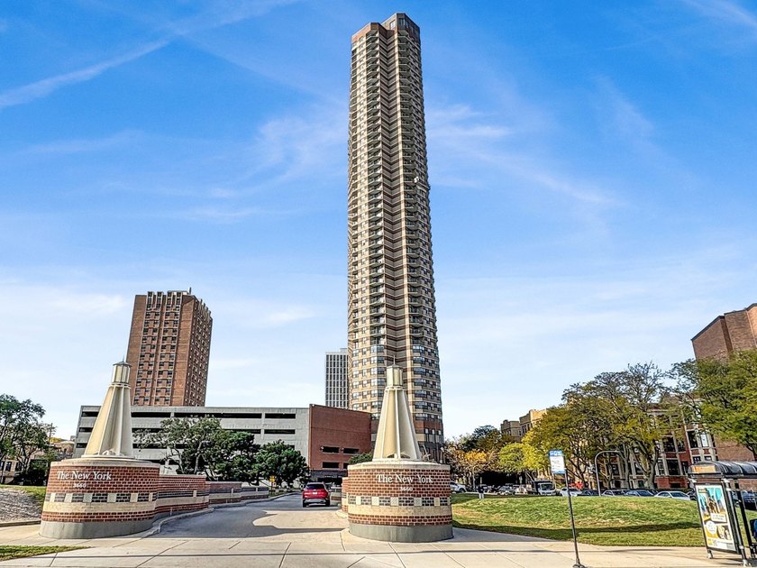 Looking to experience the quintessential Chicago lifestyle along - Beach Condo for sale in Chicago, Illinois on Beachhouse.com