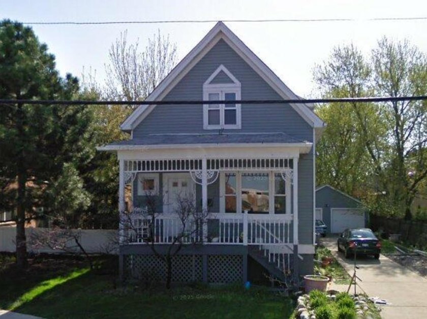 Spacious 4 bedroom, 2 bath home in Skokie with tons of - Beach Home for sale in Skokie, Illinois on Beachhouse.com