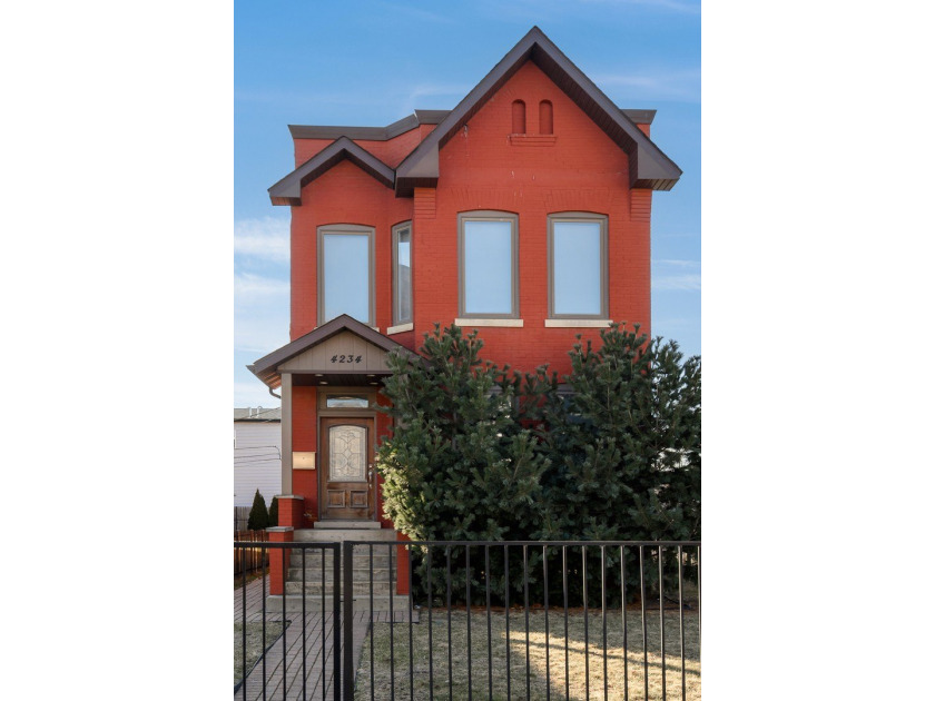 STUNNING AND RARE 34' EXTRA WIDE BRONZEVILLE RESIDENCE OFFERING - Beach Home for sale in Chicago, Illinois on Beachhouse.com