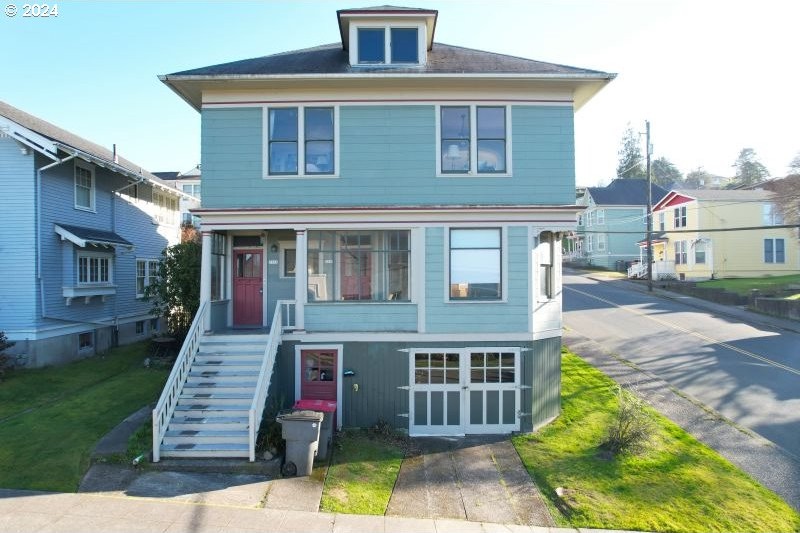 Awesome Victorian Triplex centrally located in Astoria with - Beach Lot for sale in Astoria, Oregon on Beachhouse.com