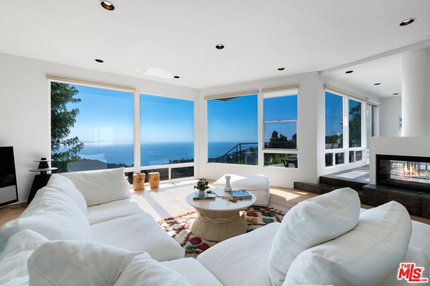 Spectacular modernist architecture highlights breathtaking views - Beach Home for sale in Malibu, California on Beachhouse.com