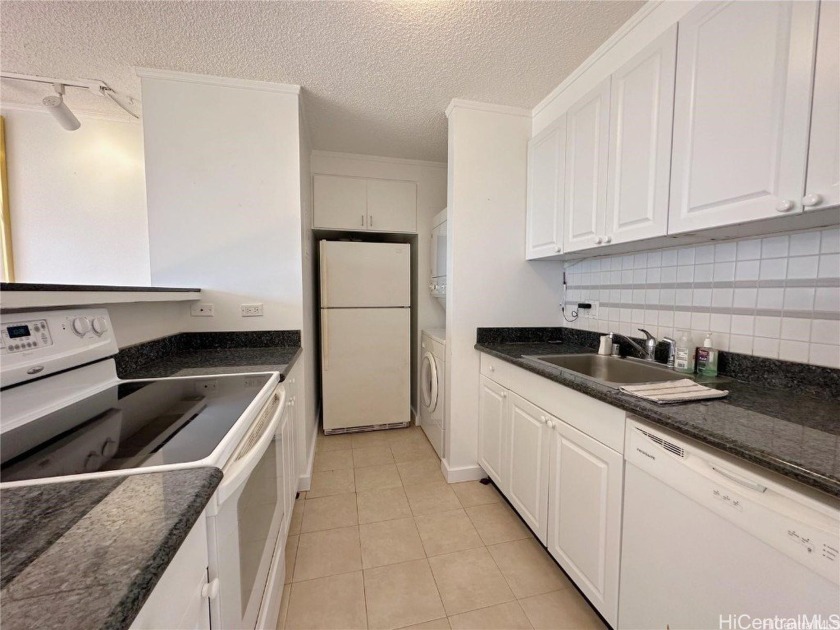 Charming studio with a full kitchen and washer/dryer in the unit - Beach Condo for sale in Honolulu, Hawaii on Beachhouse.com