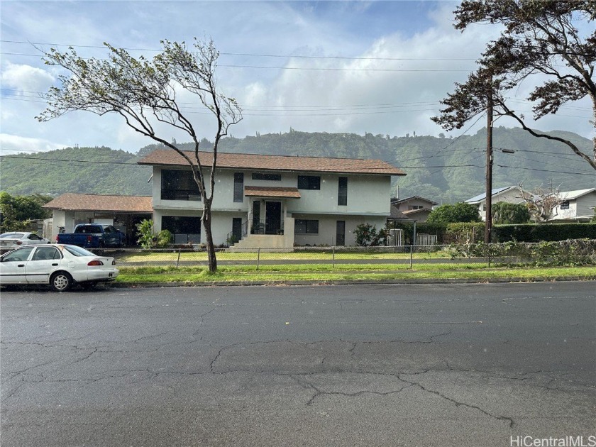 Large home with 3 bedrooms upstairs and 3 downstairs.  Live on - Beach Townhome/Townhouse for sale in Honolulu, Hawaii on Beachhouse.com