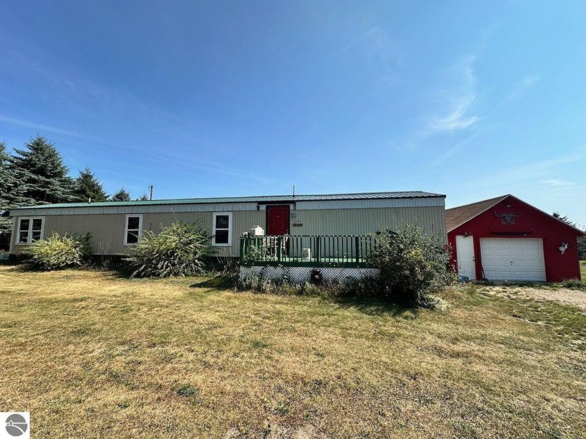 This 3-bedroom 2 bath 1995 Fairmont manufactured house offers a - Beach Home for sale in Charlevoix, Michigan on Beachhouse.com