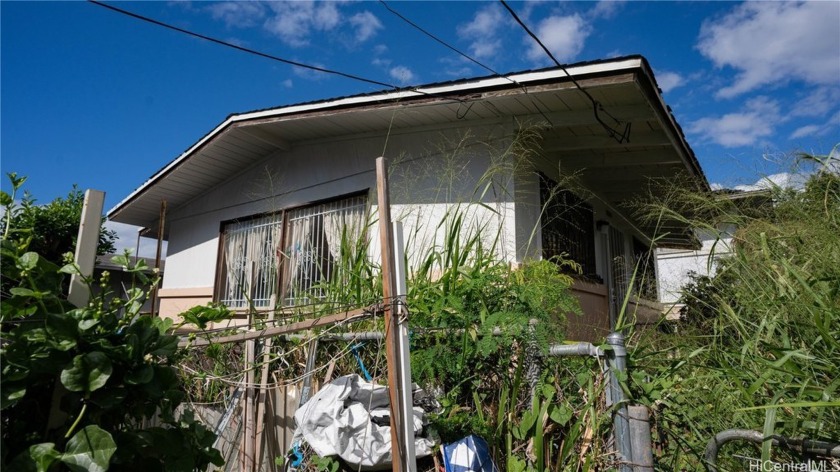 Bring your contractor - house is in need of major repair but in - Beach Home for sale in Honolulu, Hawaii on Beachhouse.com