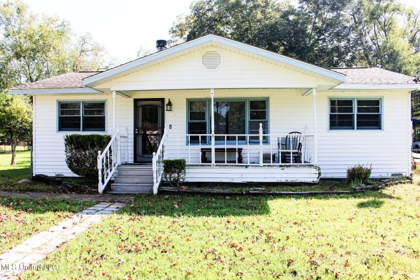 This 1968 home features 3 bedrooms, 1 full bath, and a cozy - Beach Home for sale in Ocean Springs, Mississippi on Beachhouse.com