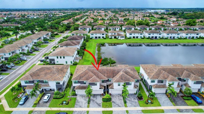 MOTIVATED SELLER!Waterfront beauty.  Open volume ceiling in - Beach Townhome/Townhouse for sale in Lake Worth, Florida on Beachhouse.com