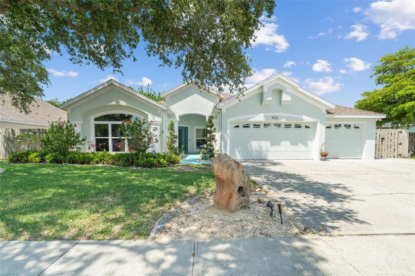 WOW - PRICE IMPROVEMENT! Bring your boat and settle right into - Beach Home for sale in Merritt Island, Florida on Beachhouse.com