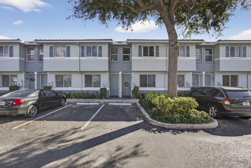 Beautiful 2-story townhome in gated community with resort style - Beach Townhome/Townhouse for sale in Riviera Beach, Florida on Beachhouse.com