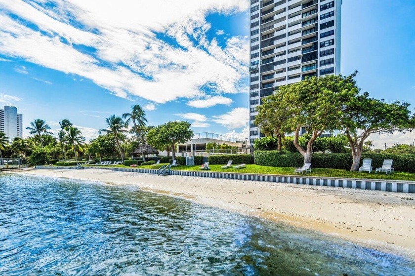 Large private beach! Updated 2 bedroom / 2 bath condo w/large - Beach Condo for sale in West Palm Beach, Florida on Beachhouse.com