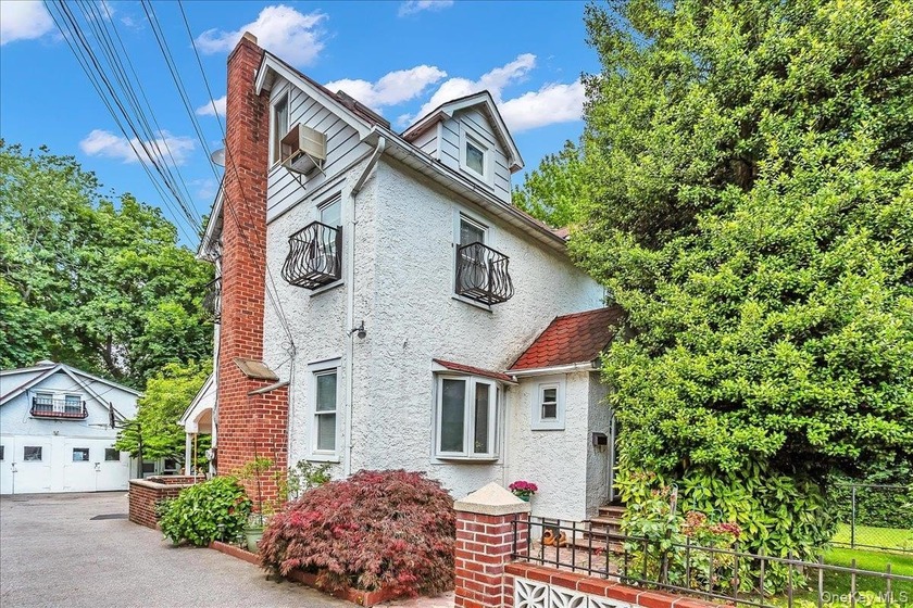 Fantastic opportunity in Great Neck! This beautifully maintained - Beach Home for sale in Great Neck, New York on Beachhouse.com