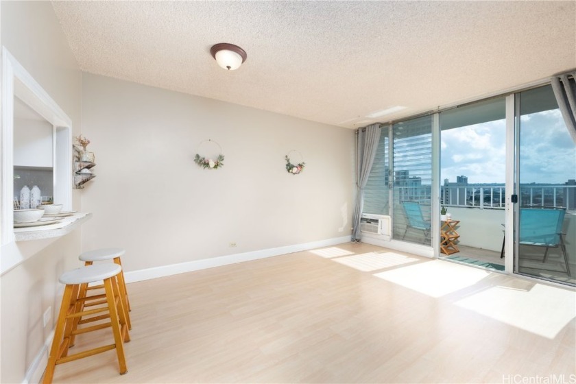 Welcome to Scenic Tower! Ultra convenient Honolulu living - Beach Condo for sale in Honolulu, Hawaii on Beachhouse.com