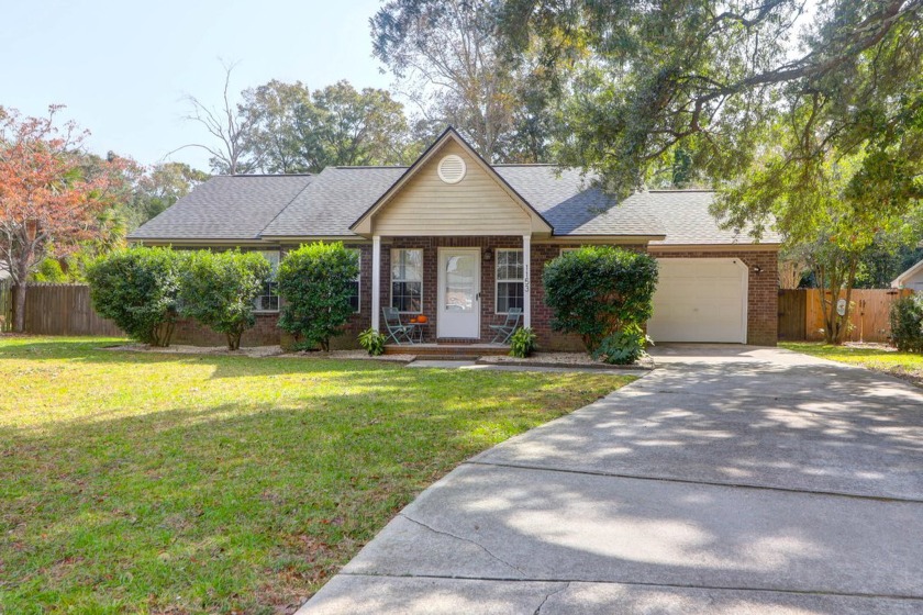 Fantastic cottage with great curb appeal on big lot in - Beach Home for sale in Charleston, South Carolina on Beachhouse.com