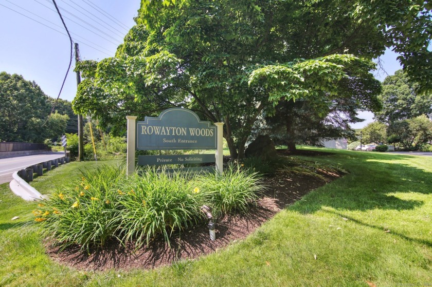 Welcome to Rowayton Woods! This 2-bedroom unit offers direct - Beach Condo for sale in Norwalk, Connecticut on Beachhouse.com