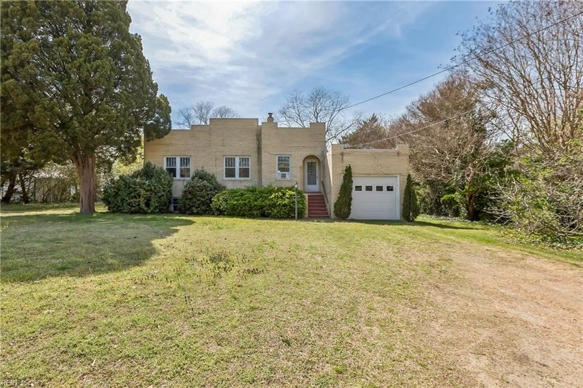 This York River waterfront property is now being offered! Set - Beach Home for sale in Hayes, Virginia on Beachhouse.com
