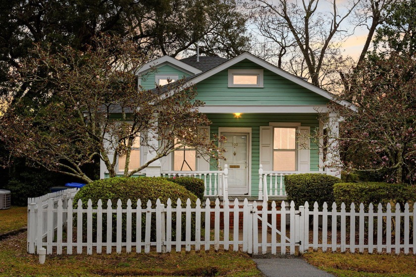Minutes from Historic Charleston, this beautifully expanded and - Beach Home for sale in Charleston, South Carolina on Beachhouse.com
