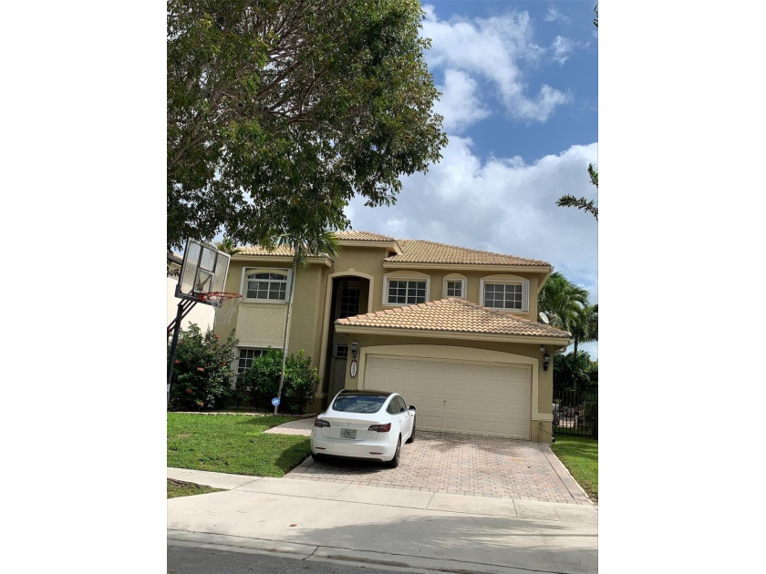 SPECTACULAR 2 STORY SINGLE FAMILY. BEAUTIFUL LAKE VIEWMUNITY - Beach Home for sale in Cutler Bay, Florida on Beachhouse.com
