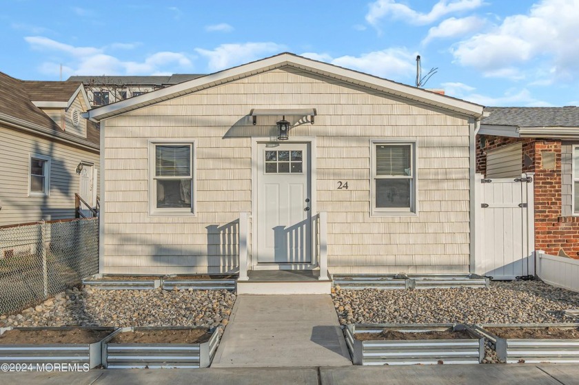 This is an excellent chance to purchase a detached house at the - Beach Home for sale in Keansburg, New Jersey on Beachhouse.com