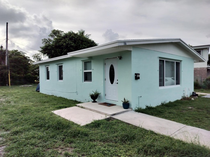 807 Handy Ave Avenue - Beach Home for sale in West Palm Beach, Florida on Beachhouse.com