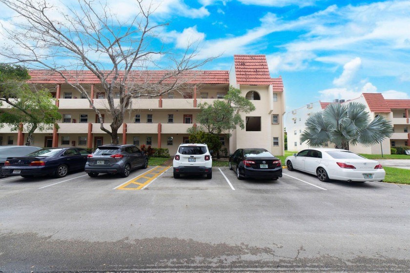 Beautiful Corner Unit! This condo features a large master - Beach Condo for sale in Sunrise, Florida on Beachhouse.com