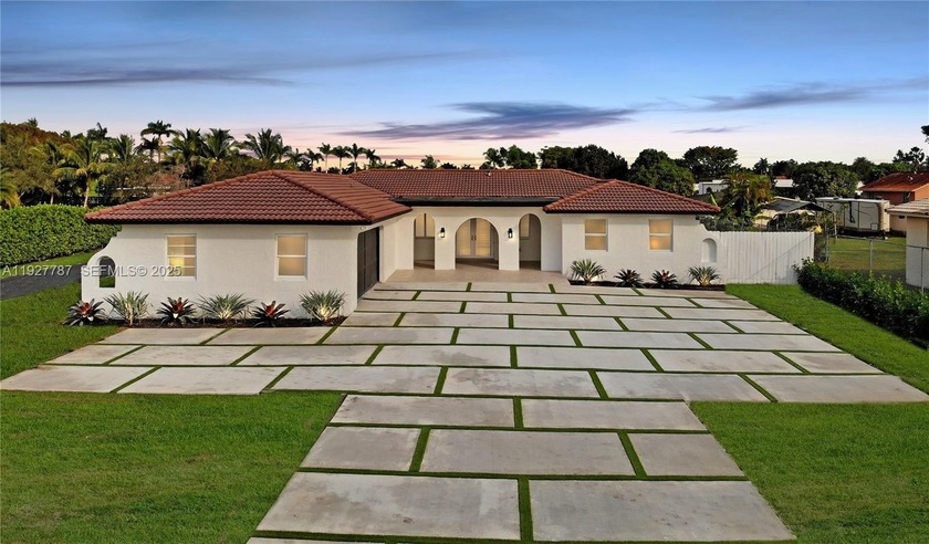 Beautiful!! Single-family home in J H HEADS FARMS. Spacious open - Beach Home for sale in Miami, Florida on Beachhouse.com