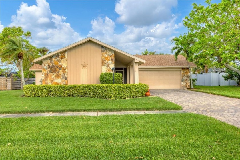 This 1800 square foot home has 3 big bedrooms, 2 full bathrooms - Beach Home for sale in Sarasota, Florida on Beachhouse.com