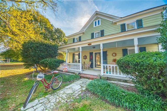This lovely home is located in the heart of Irvington! Bright - Beach Home for sale in Irvington, Virginia on Beachhouse.com