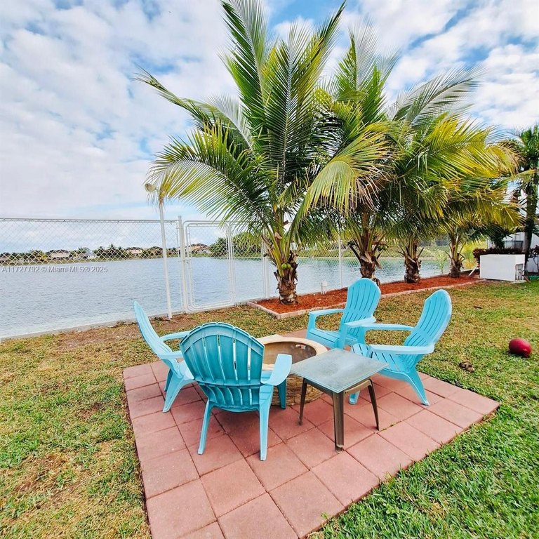 SPECTACULAR LAKE VIEW & ACCES HOUSE IS FOR SALE WITTH LARGE LOT - Beach Home for sale in Homestead, Florida on Beachhouse.com