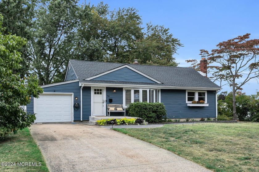 Move right in and unpack! Renovated starter or downsizer in - Beach Home for sale in Middletown, New Jersey on Beachhouse.com