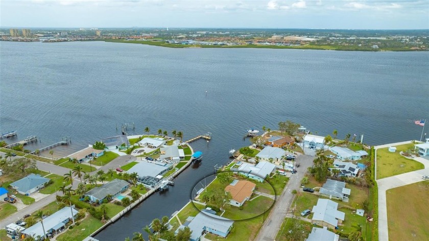 Welcome to boater's paradise! You have found a rare gem in this - Beach Home for sale in Bradenton, Florida on Beachhouse.com