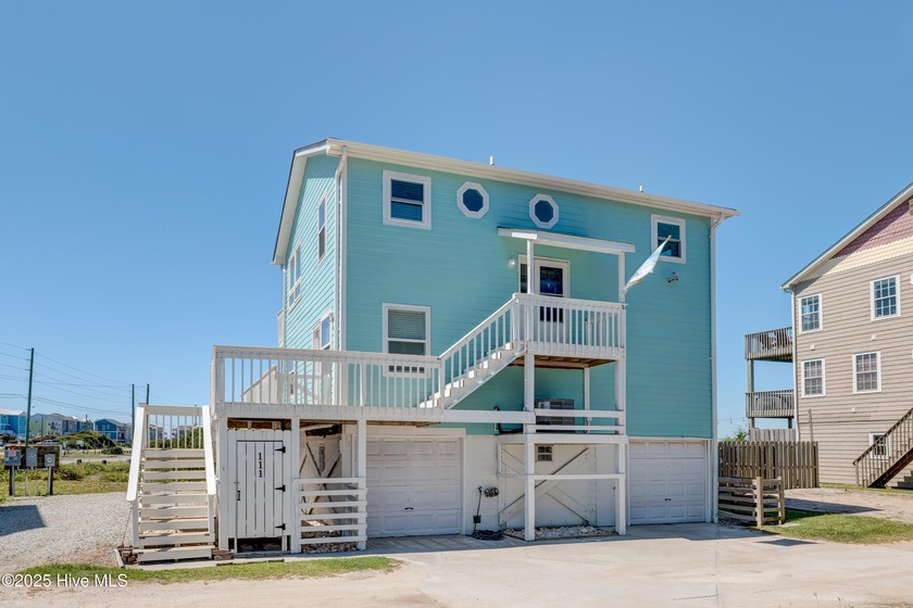 Views, views, views! This coastal retreat offers sweeping views - Beach Home for sale in North Topsail Beach, North Carolina on Beachhouse.com