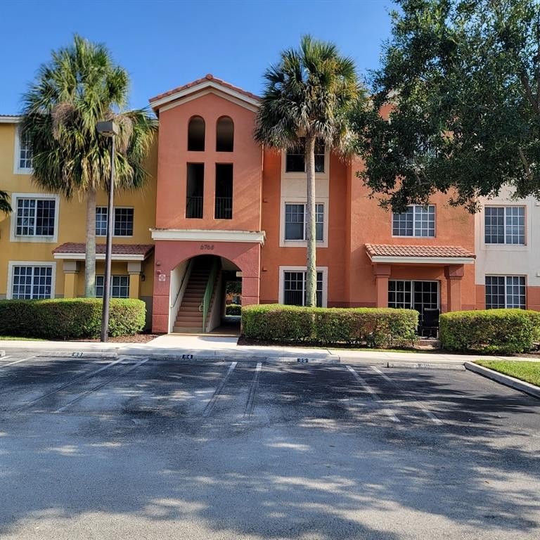 This is a two bedroom 2 full bathrooms condominium apartment - Beach Condo for sale in Boynton Beach, Florida on Beachhouse.com