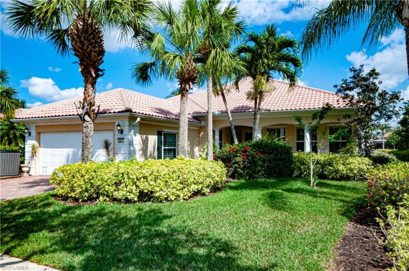 LOCATION IS EVERYTHING!4BR/3BA Carlyle Divosta poured concrete - Beach Home for sale in Naples, Florida on Beachhouse.com