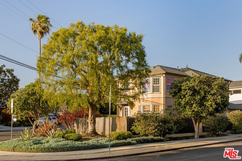 New to market - Discover a Venice duplex offering at 1121 Grant - Beach Home for sale in Venice, California on Beachhouse.com