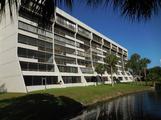 4th FLOOR CONDO WITH SOUTH EXPOSURE OFF THE SCREENED BALCONY - Beach Condo for sale in Boca Raton, Florida on Beachhouse.com