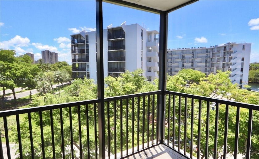 BEAUTIFUL 2 BEDROOM, 2 BATH CONDO LOCATED IN THE HEART OF - Beach Condo for sale in Aventura, Florida on Beachhouse.com