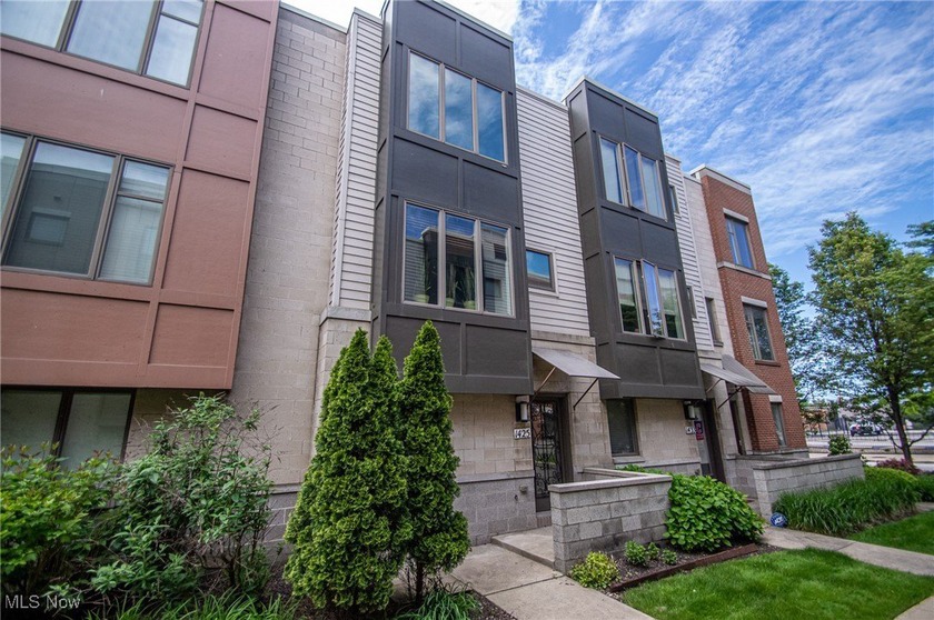 Welcome to this beautiful two-bedroom, two-and-a-half-bath - Beach Townhome/Townhouse for sale in Cleveland, Ohio on Beachhouse.com