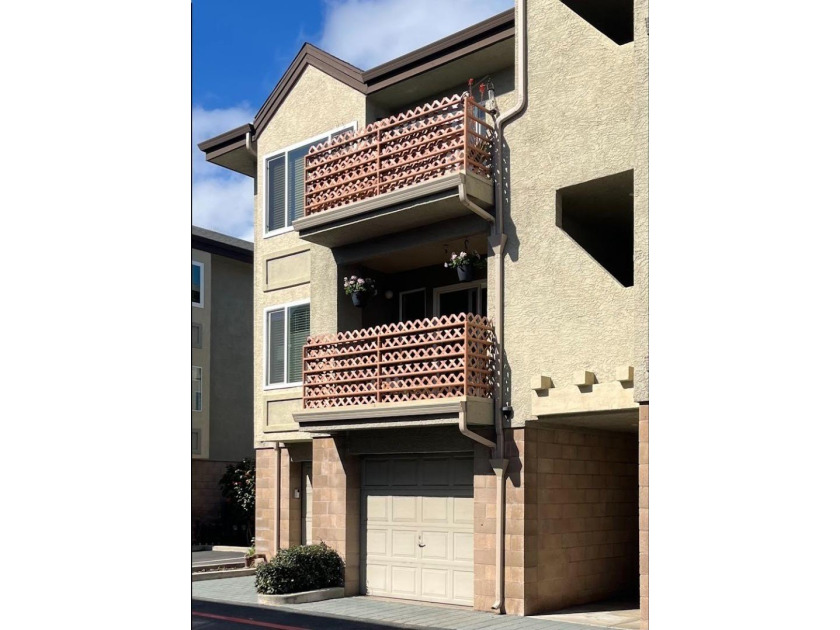 Enjoy city amenities and condo lifestyle in this stylish, nicely - Beach Condo for sale in Santa Cruz, California on Beachhouse.com