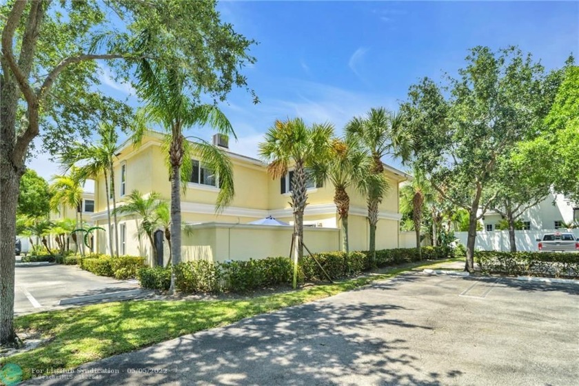 Come see this fantastic, wonderfully located 2/2.5 bedroom - Beach Condo for sale in Delray Beach, Florida on Beachhouse.com