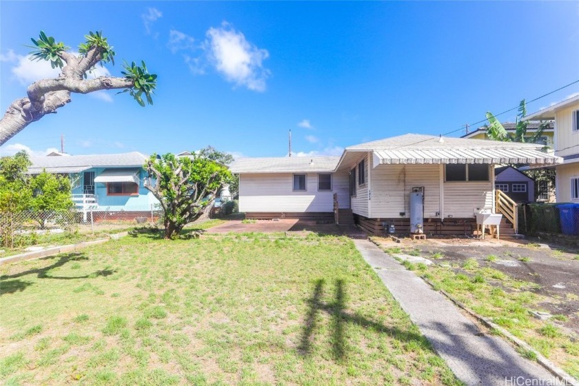 Single level home that has not been occupied for several years - Beach Home for sale in Honolulu, Hawaii on Beachhouse.com