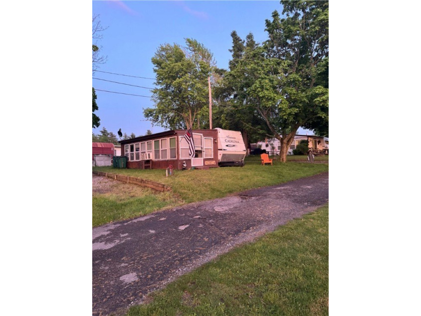 Well maintained 2008 Coachman Catalina with Sunroom, Deck and - Beach Home for sale in Sodus, New York on Beachhouse.com