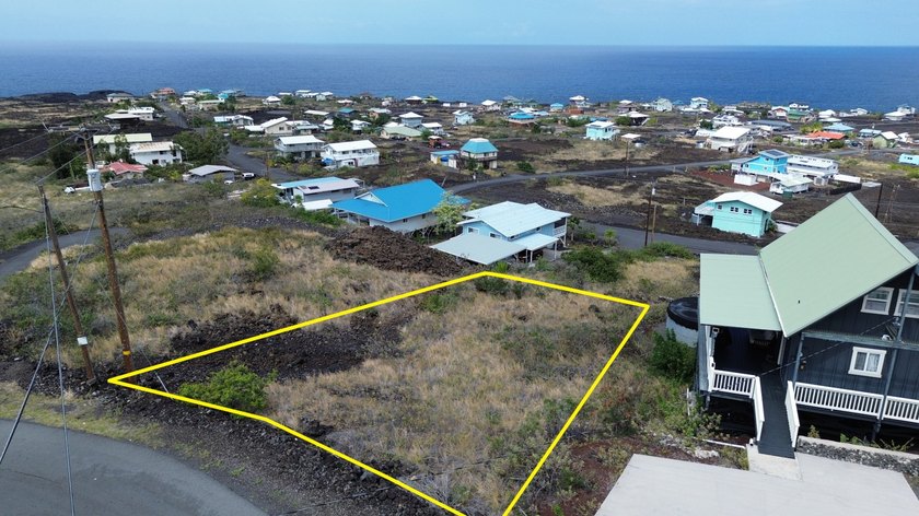 Vacant lot on a paved road in Milolii, ideally situated just - Beach Lot for sale in Captain Cook, Hawaii on Beachhouse.com