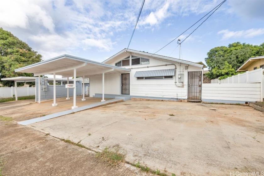 Welcome to this very well maintained single family home in the - Beach Home for sale in Honolulu, Hawaii on Beachhouse.com