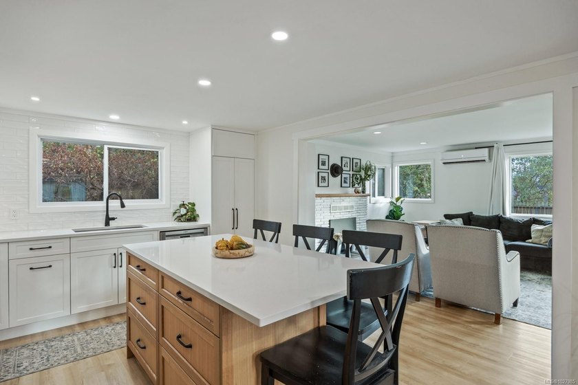 A must view! Croteau Beach + a newly renovated kitchen (with new - Beach Home for sale in Comox, BC on Beachhouse.com