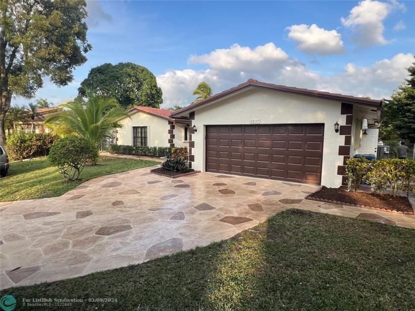 Fantastic home situated on a large pie shaped lot, tucked away - Beach Home for sale in Coral Springs, Florida on Beachhouse.com