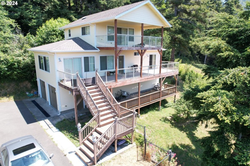 Situated on a spacious 1/3-acre lot, this 3-bedroom, 2 - Beach Home for sale in Gold Beach, Oregon on Beachhouse.com