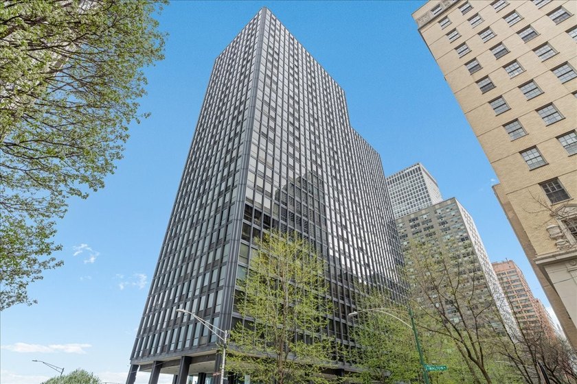 Perched high above Lake Shore Drive, Residence 2820 offers a - Beach Condo for sale in Chicago, Illinois on Beachhouse.com