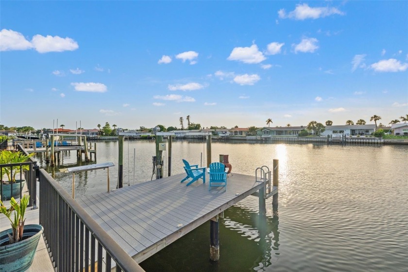 Under contract-accepting backup offers. Welcome to 4748 Overlook - Beach Home for sale in St. Petersburg, Florida on Beachhouse.com